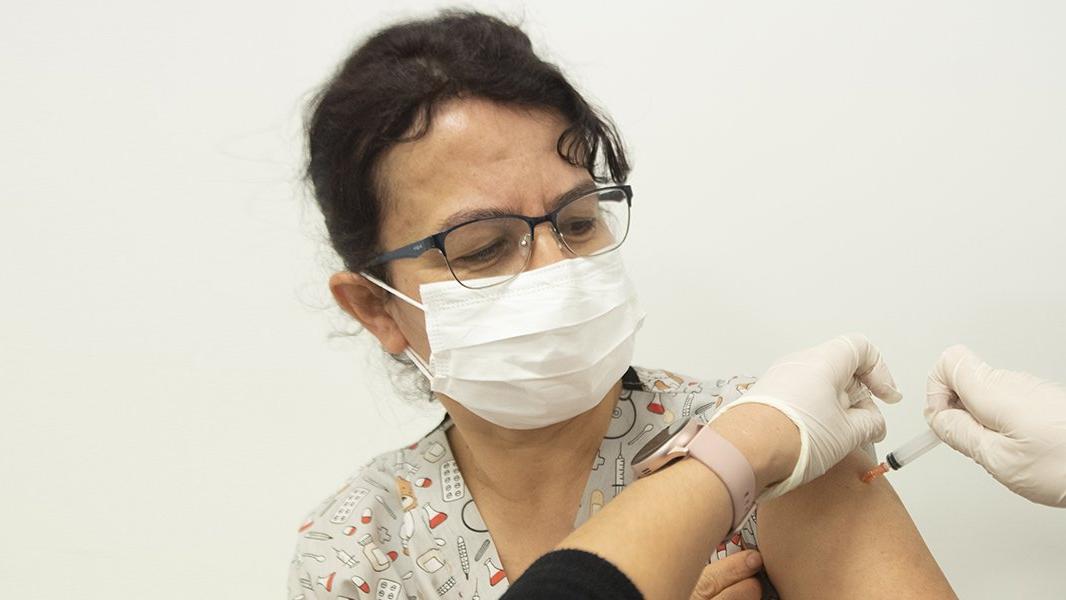 Bakan Koca: Toplam 500 binden fazla sağlık çalışanı aşı oldu