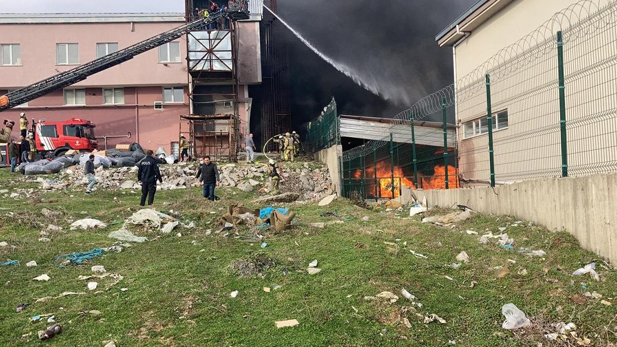Ayakkabı fabrikasında yangında lüks araçlar küle döndü