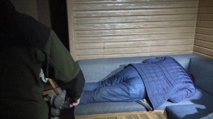 Gece yarısı kumar baskını: Uyuyor numarası tutmadı...