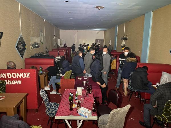 Son dakika haber: Eğlence mekanındaki 40 kişi, polisi görünce kaçtıkları çatıda yakalandı (2) - Yeniden