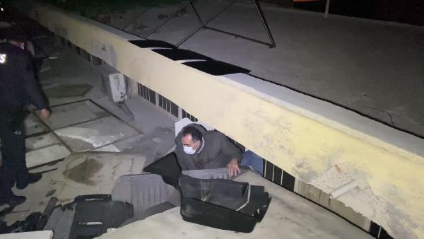 Son dakika haber: Eğlence mekanındaki 40 kişi, polisi görünce kaçtıkları çatıda yakalandı (2) - Yeniden