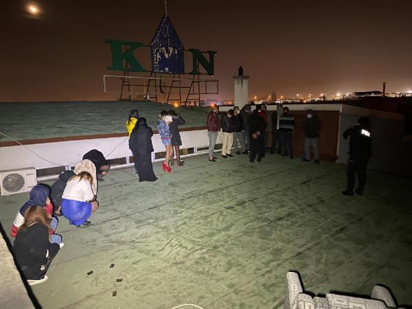 Son dakika haber: Eğlence mekanındaki 40 kişi, polisi görünce kaçtıkları çatıda yakalandı (2) - Yeniden