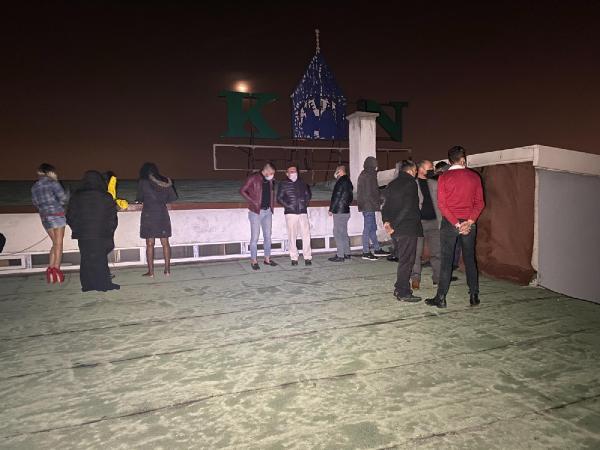 Son dakika haber: Eğlence mekanındaki 40 kişi, polisi görünce kaçtıkları çatıda yakalandı (2) - Yeniden
