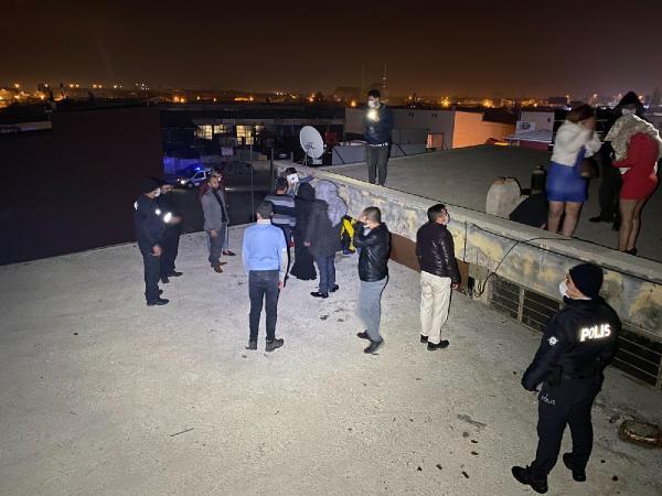Son dakika haber: Eğlence mekanındaki 40 kişi, polisi görünce kaçtıkları çatıda yakalandı (2) - Yeniden