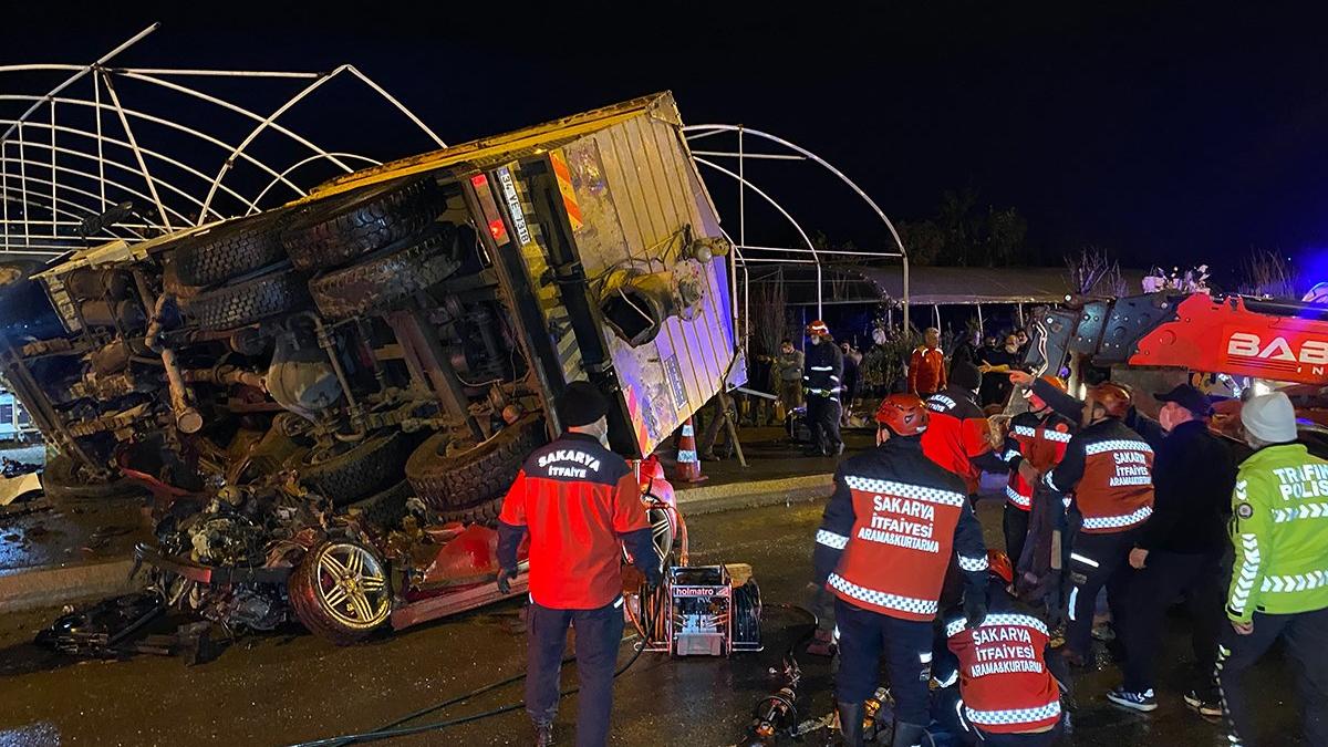 Feci kaza! Kamyon 2 aracın üzerine devrildi