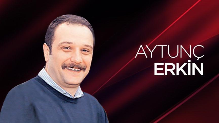 Erdoğan hangi gazetecinin boynunu sıktı?