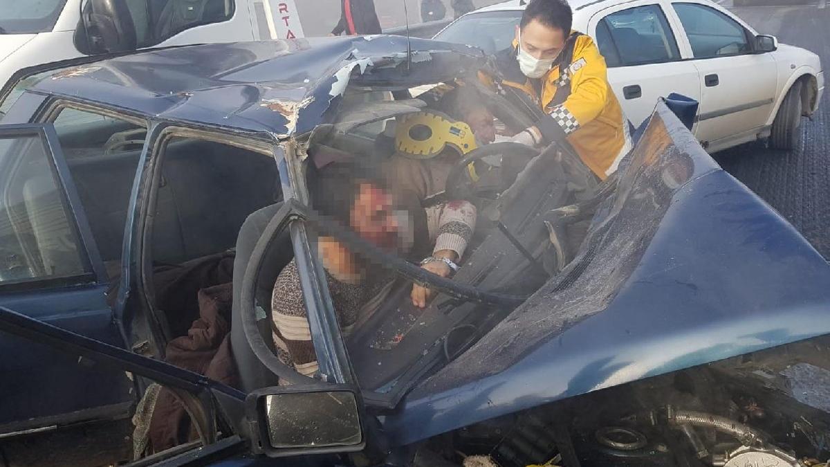 Zincirleme kazada baba oğul ölümden döndü