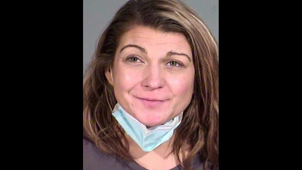 Bu nasıl anne... Maske takmayan çocuklarına tekme tokat saldırdı