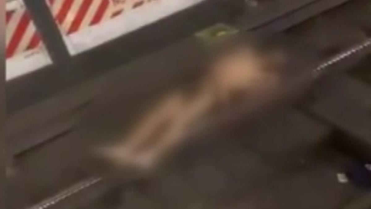Metroda akılalmaz olay! Raylara atlayan çıplak adam elektrik çarpması sonucu öldü