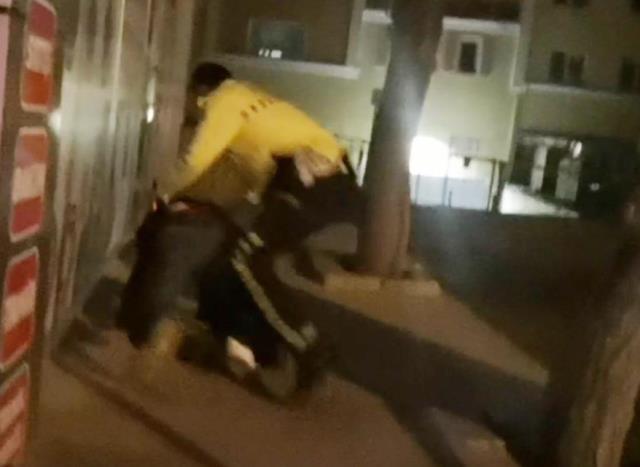 Film sahnelerini aratmayan kovalamaca! Elinde tüfekle polisten böyle kaçtı Film sahnelerini aratmayan kovalamaca! Elinde tüfekle polisten böyle kaçtı