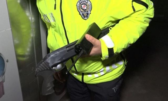 Film sahnelerini aratmayan kovalamaca! Elinde tüfekle polisten böyle kaçtı Film sahnelerini aratmayan kovalamaca! Elinde tüfekle polisten böyle kaçtı