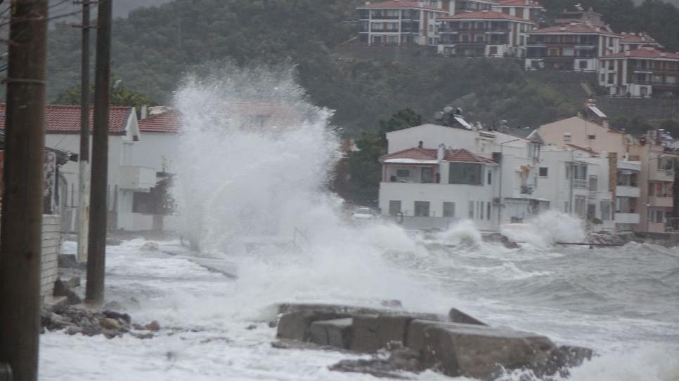 Yurdun batısını lodos vurdu! Tekneler battı, dalgalar evlere ulaştı...