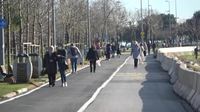 Güneşi gören İstanbullular sokağa çıkma kısıtlamasında Caddebostan sahiline akın etti