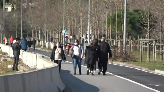 Güneşi gören İstanbullular sokağa çıkma kısıtlamasında Caddebostan sahiline akın etti
