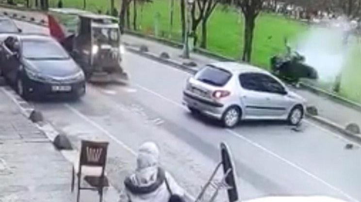 Feci kaza! Motosiklet sürücüsü metrelerce havaya uçtu