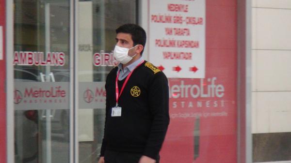 Hastanede korona tedbirlerini hatırlatan güvenlik görevlisini 20 kişi dövdü! Dehşet anları kamerada