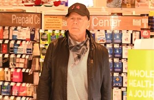 Bruce Willis maske takmayı reddedince eczaneden çıkarıldı