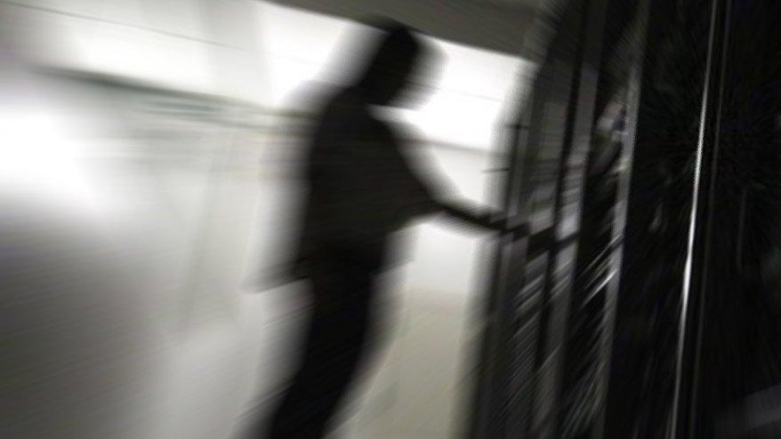 Eski kız arkadaşını bağladı evi ateşe verdi serbest kaldı