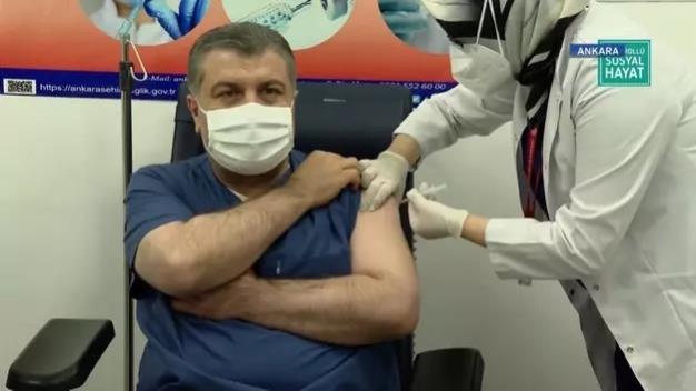 İlk koronavirüs aşısını yaptıran Sağlık Bakanı Koca'dan açıklama: Önümüzdeki günlerin aydınlık olacağına inanıyorum