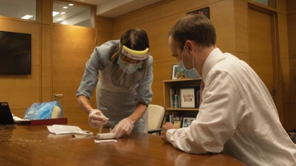 İngiltere, 10 ile 30 dakika arasında sonuç veren koronavirüs testlerini tanıttı