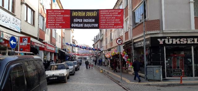 İş yapamayan esnaf davullu-zurnalı 'sokak indirimi' yaptı, vatandaş düğün sandı