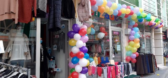 İş yapamayan esnaf davullu-zurnalı 'sokak indirimi' yaptı, vatandaş düğün sandı