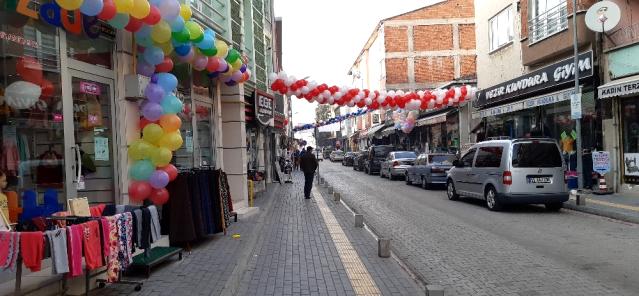 İş yapamayan esnaf davullu-zurnalı 'sokak indirimi' yaptı, vatandaş düğün sandı