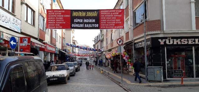 İş yapamayan esnaf davullu-zurnalı 'sokak indirimi' yaptı, vatandaş düğün sandı