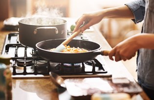 Hammadde fiyatları zam olarak yansıdı: Tencere-tava el yakıyor