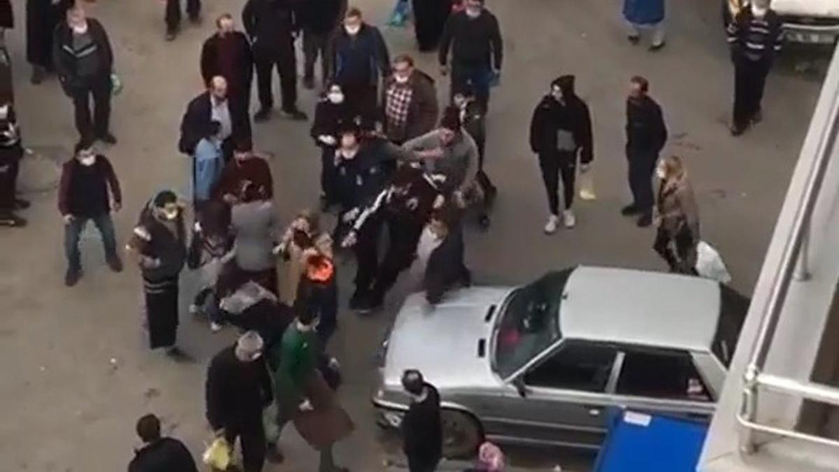 Genç kadına pazar ortasında yumruklu saldırı