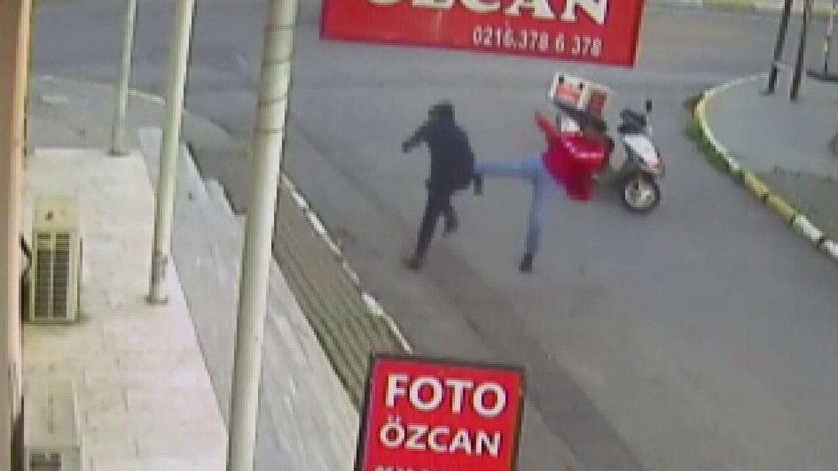 Kuyumcuya sahte altın veren şahsa motokuryeden uçan tekme