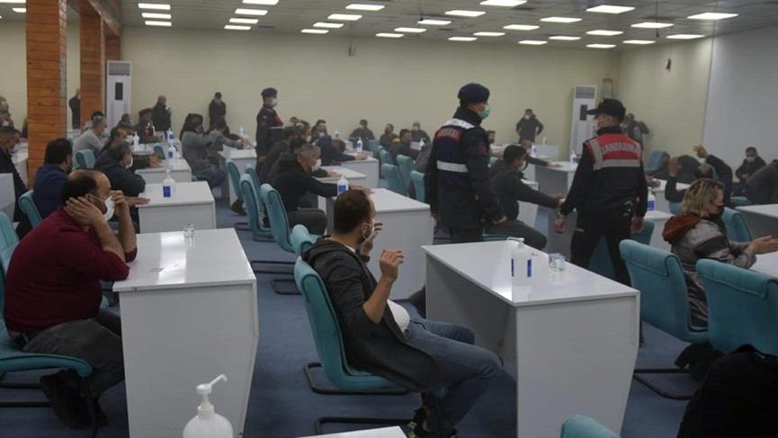 Gizli geçitler açılmış! Maskeli, mesafeli ve dezenfektanlı kumar salonuna kepçeyle girildi