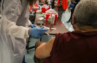 ABD'de aşı yapılan beyazların oranı, siyahi ve Latinletin iki katı