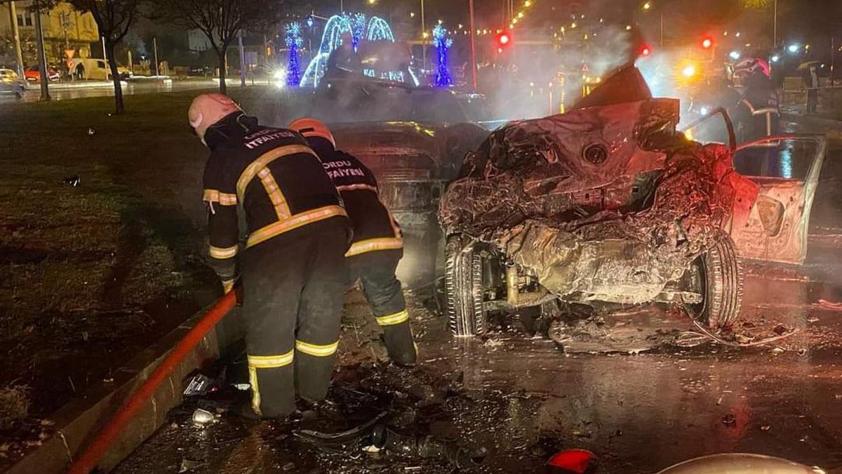 Zincirleme kazada, 2 otomobil yandı; 1 ölü, 2 yaralı