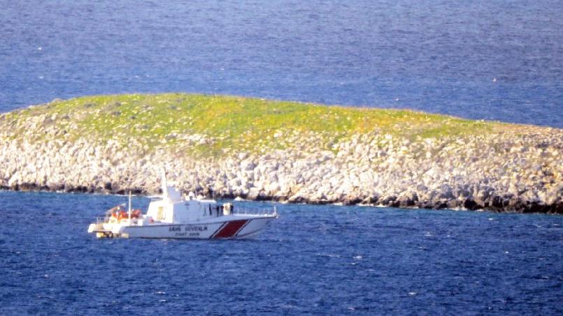 Türk askerinden Kardak'a yakın takip
