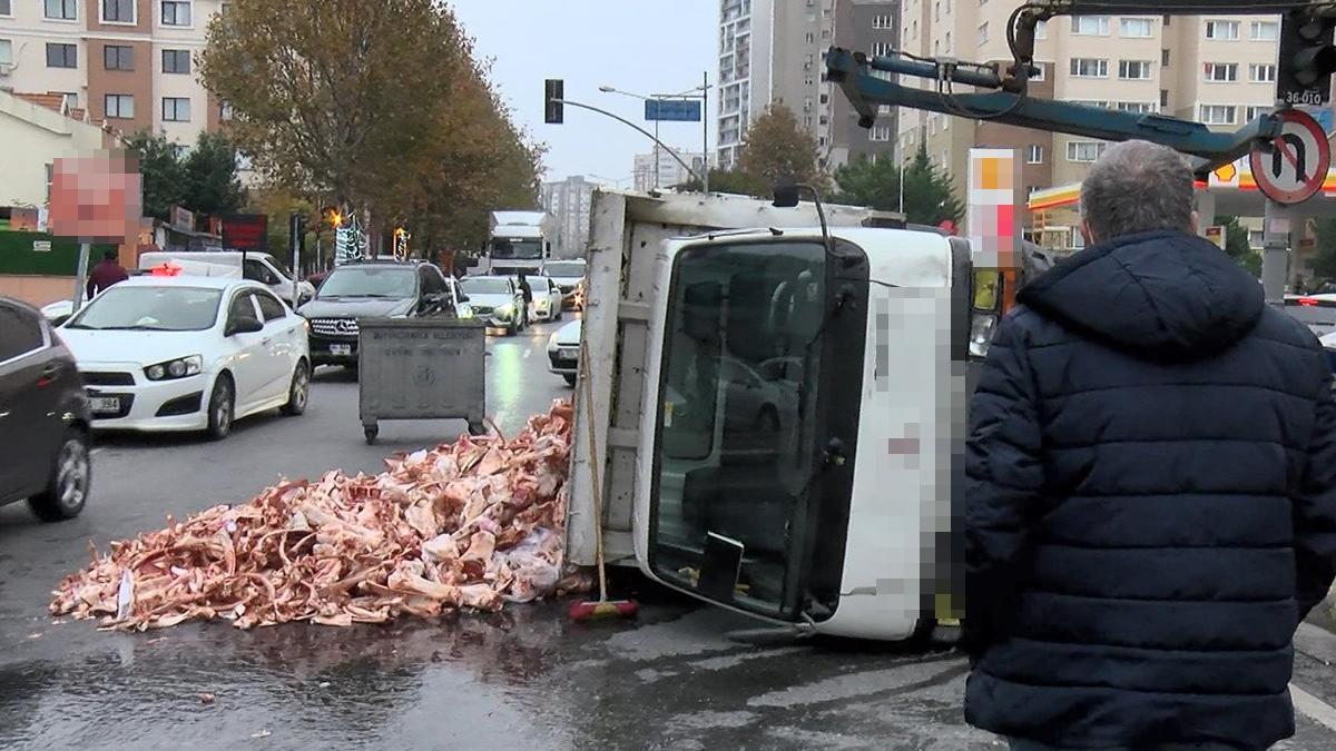 Kamyonet devrildi, kemikler yola saçıldı