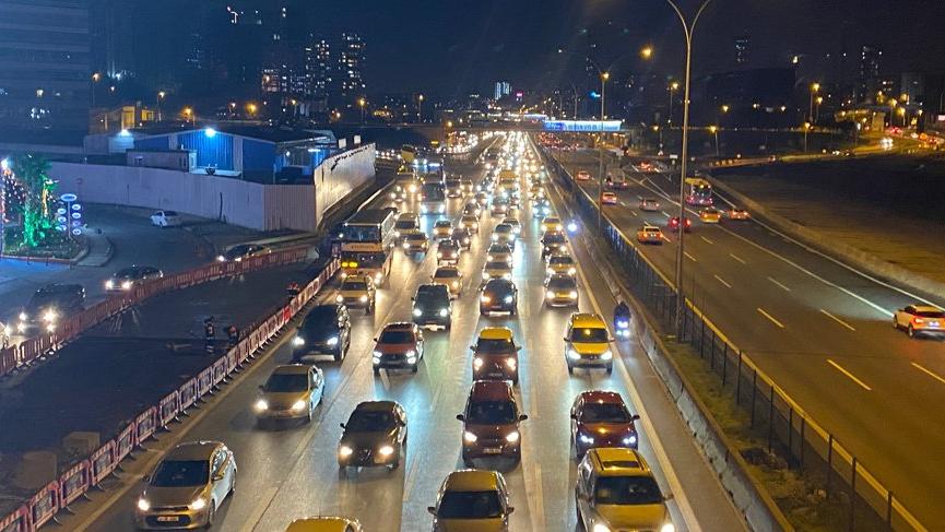 Kısıtlamanın ardından Kadıköy'de trafik yoğunluğu