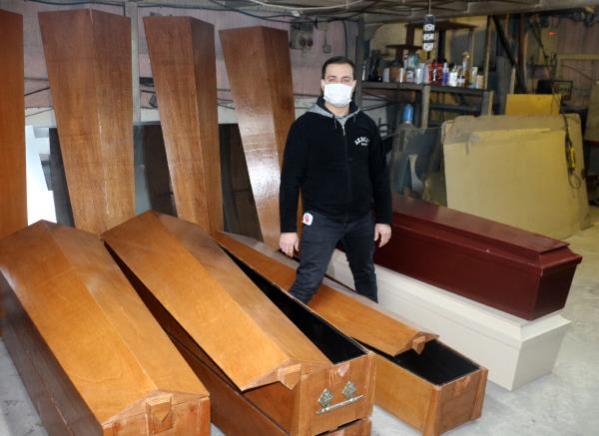 Korona döneminde herkesin işleri kötüye giderken tabut ustaları yoğun mesai yapıyor