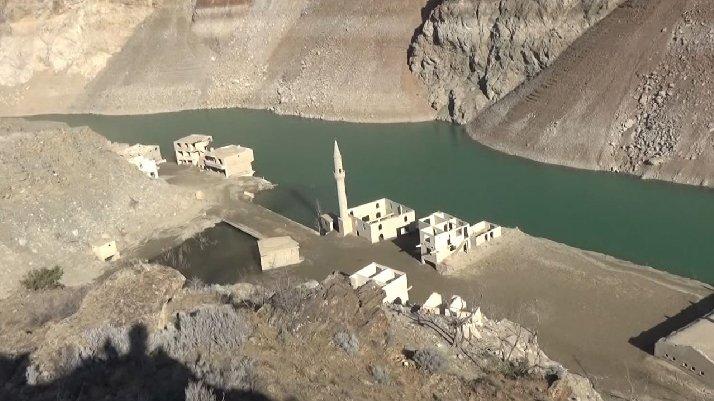 Baraj suları çekildi, köy ortaya çıktı
