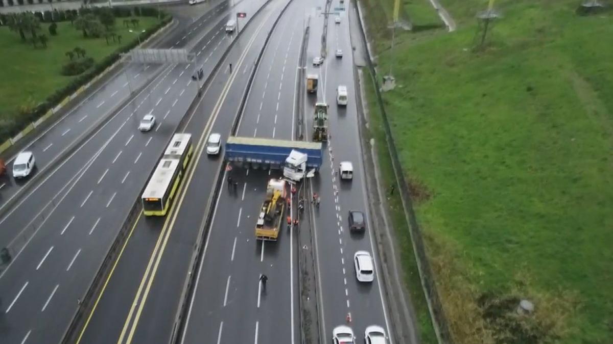 TIR metrobüs bariyerlerine çarptı; D-100 kapandı