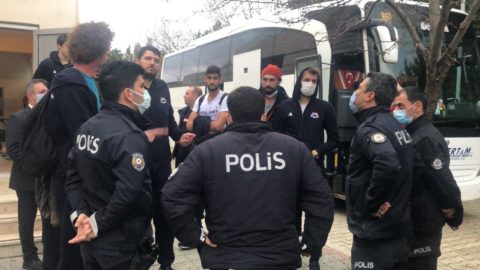 Seyircisiz maçta olay çıktı... Polis biber gazı ile müdahale etti