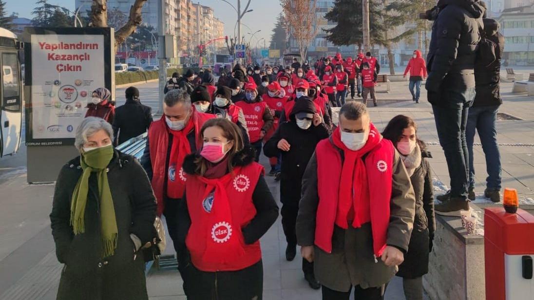 Kod 29'la kovulan işçiler fabrikaya yürüdü