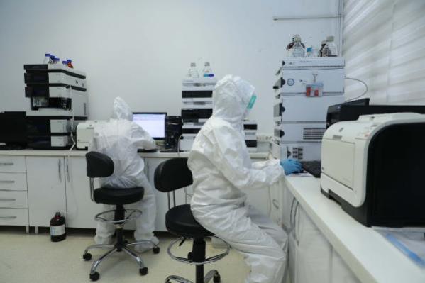 Sağlık Bakanlığı görüntüleri ilk kez paylaştı: Çin'den getirilen koronavirüs aşısında laboratuvar analizi sürüyor