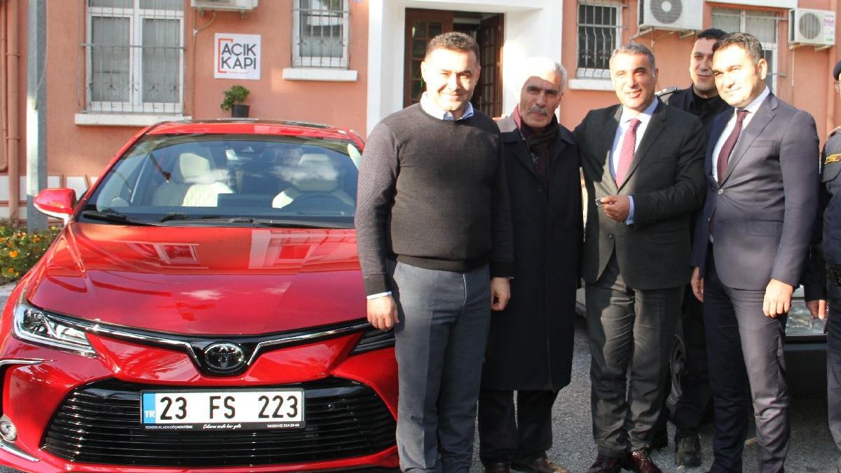 Şehit Fethi Sekin'in babasına otomobil hediye edildi