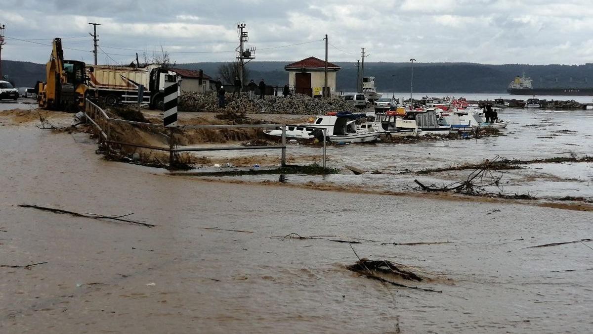 Aşırı yağış nedeniyle iki tekne battı