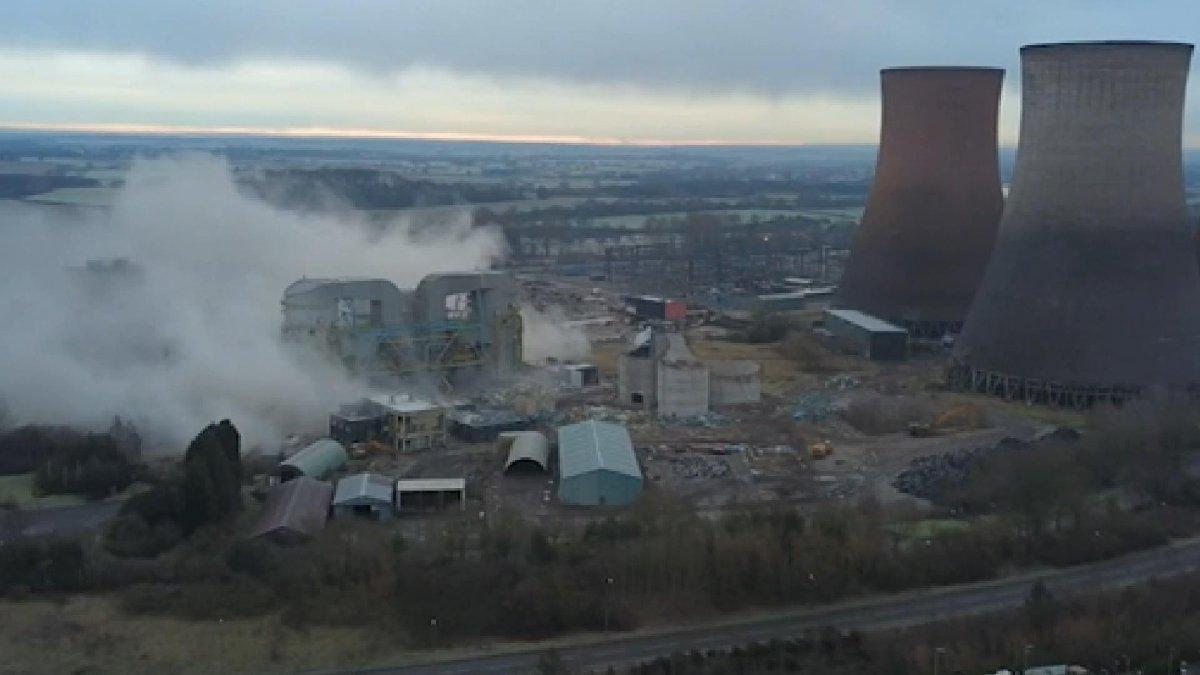 182 metrelik baca patlatılarak 4 saniyede yıkıldı
