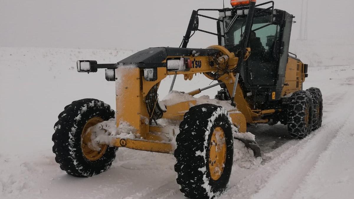 Yoğun kar 198 köy yolunu ulaşıma kapattı