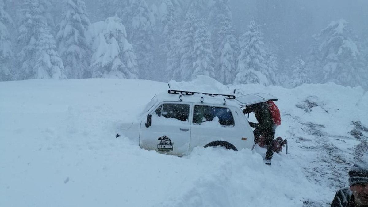 Yaylada mahsur kalan 8 kişi kurtarıldı 