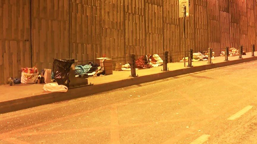 İstanbul'da yürek sızlatan kare! Evsizlerin en zor gecesi