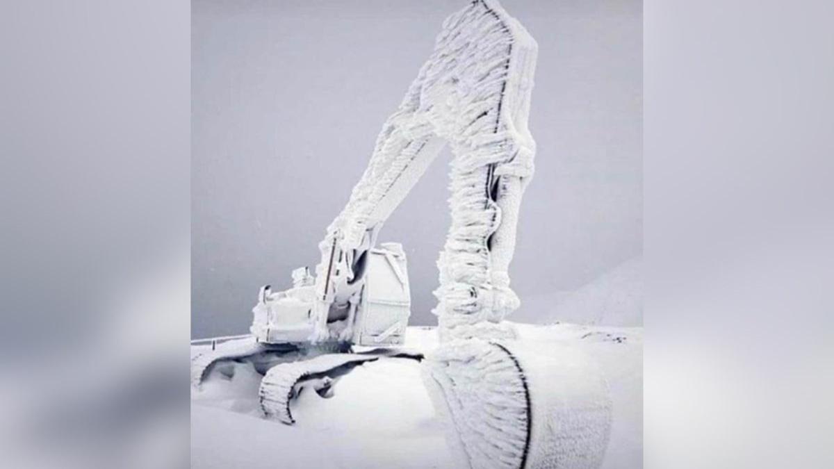 Hava sıcaklığı eksi 20'ye düştü, iş makinası buz tuttu